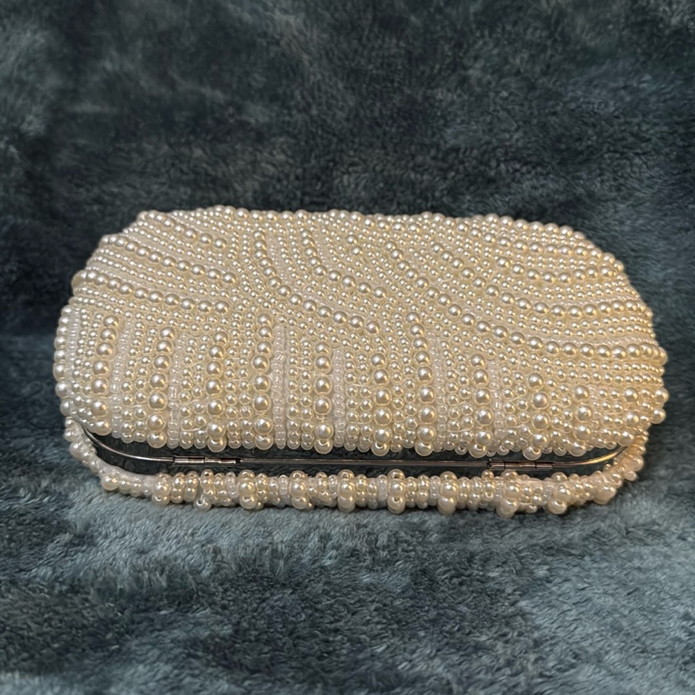 Pearl Clutch w/metal strap